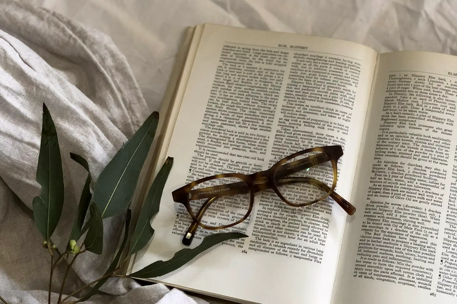 Des lunettes posées sur les pages d'un livre ouvert